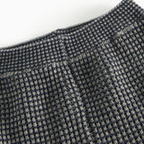 Mørkegrå strikkede babybukser med elastisk talje og ribkanter