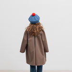 Børn iført kaki chino frakke set bagfra