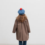 Børn iført kaki chino frakke set bagfra