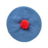 Blå strikket børneberet med rød kvast