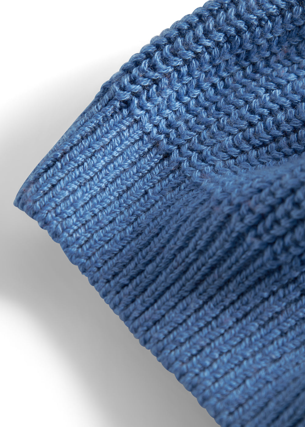 Blå strikket børneberet med rød kvast