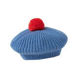 Blå strikket børneberet med rød kvast