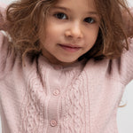 Børn med lyserød strikcardigan og krave, nærbillede