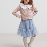 Børn iført blå tylnederdel med lag på lag og bluse med flæsekrave