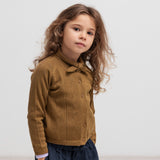 Børn iført brun strikket cardigan og mørkeblå bukser