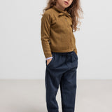 Børn iført brun strikket cardigan og mørkeblå bukser