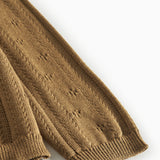 Detalje af mønster og ribkant på brun strikket cardigan til børn