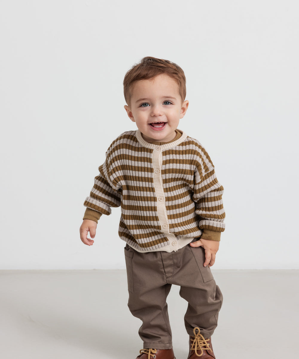 Børn iført khaki bukser og stribet cardigan