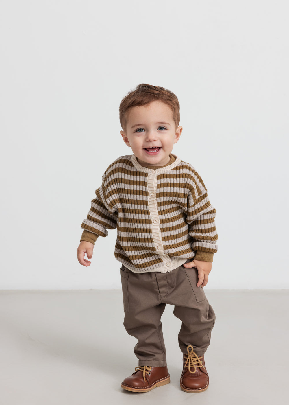 Børn iført khaki bukser og stribet cardigan