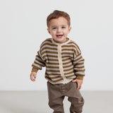 Børn iført khaki bukser og stribet cardigan