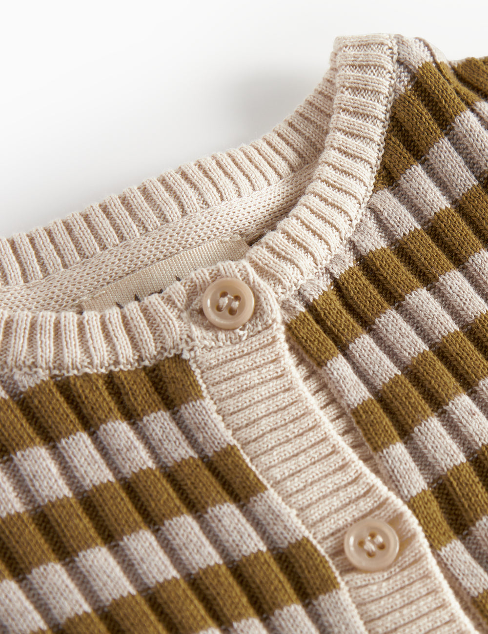 Detaljer af knapper og ribkant på strikcardigan til børn