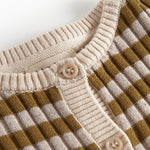 Detalje af knapper og ribkant på strikcardigan til børn