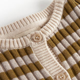 Detalje af knapper og ribkant på strikcardigan til børn