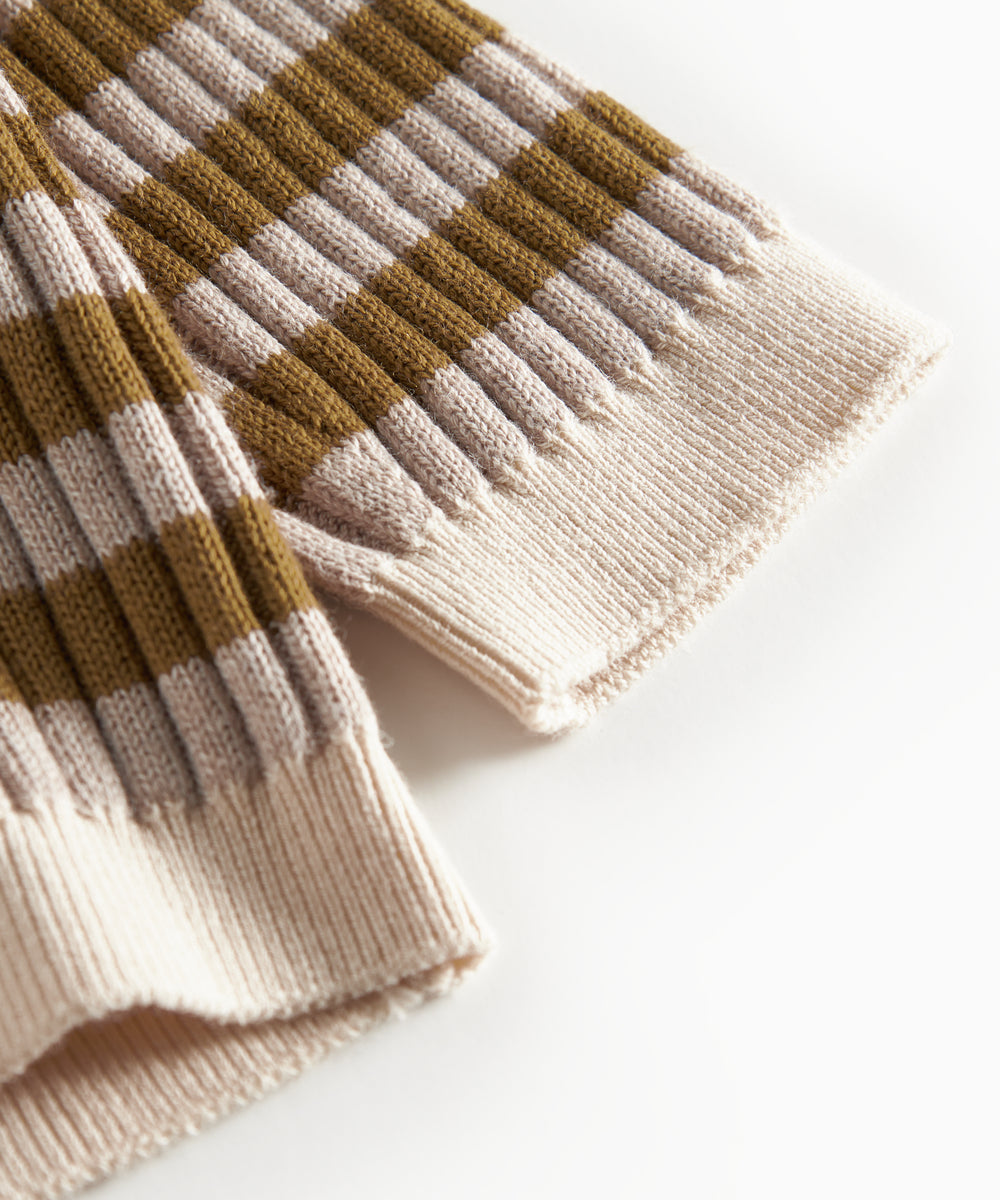 Detalje af ribkant på strikcardigan