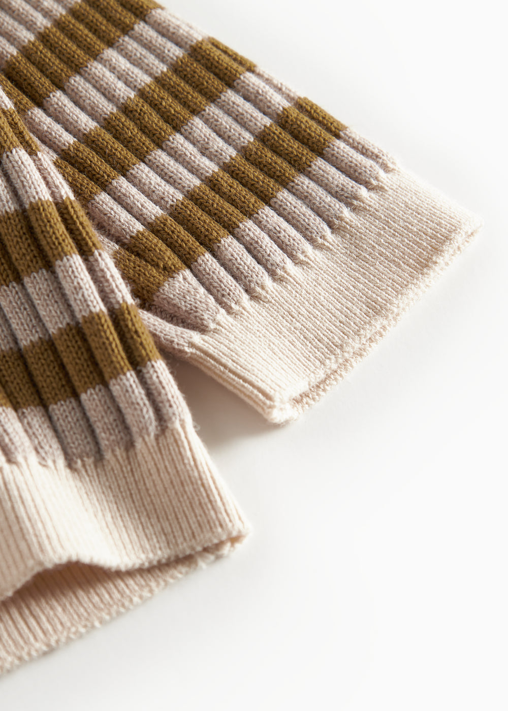 Detalje af ribkant på strikcardigan