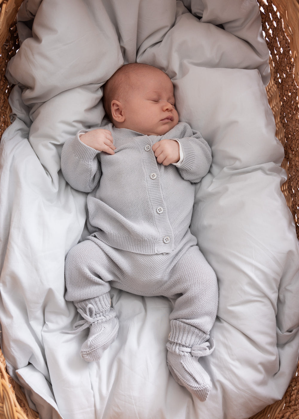 baby med Grå strik babytøj