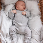 baby med Grå strik babytøj