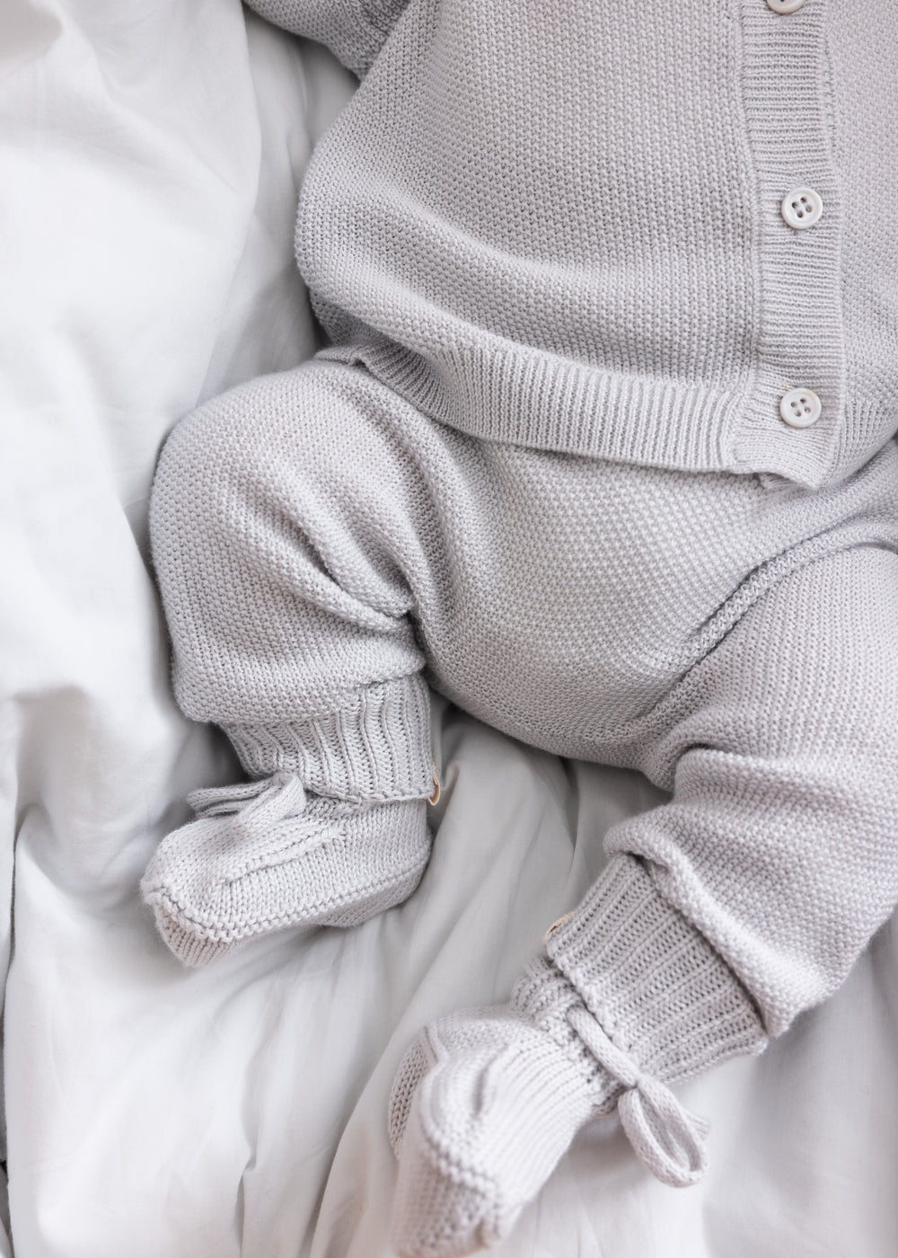 baby med Grå strik babyfutter