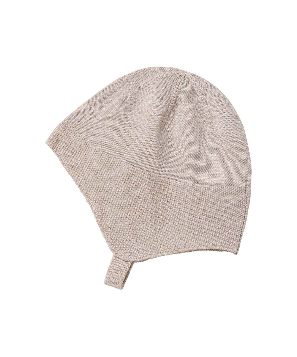 Beige strikket babyhue med lille rem