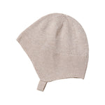 Beige strikket babyhue med lille rem