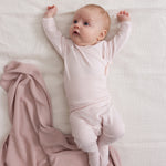 Baby med Lyserød strikket babytæppe