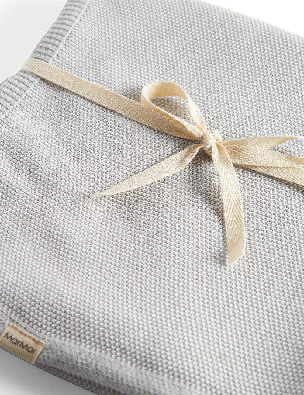 Grå strikket babytæppe