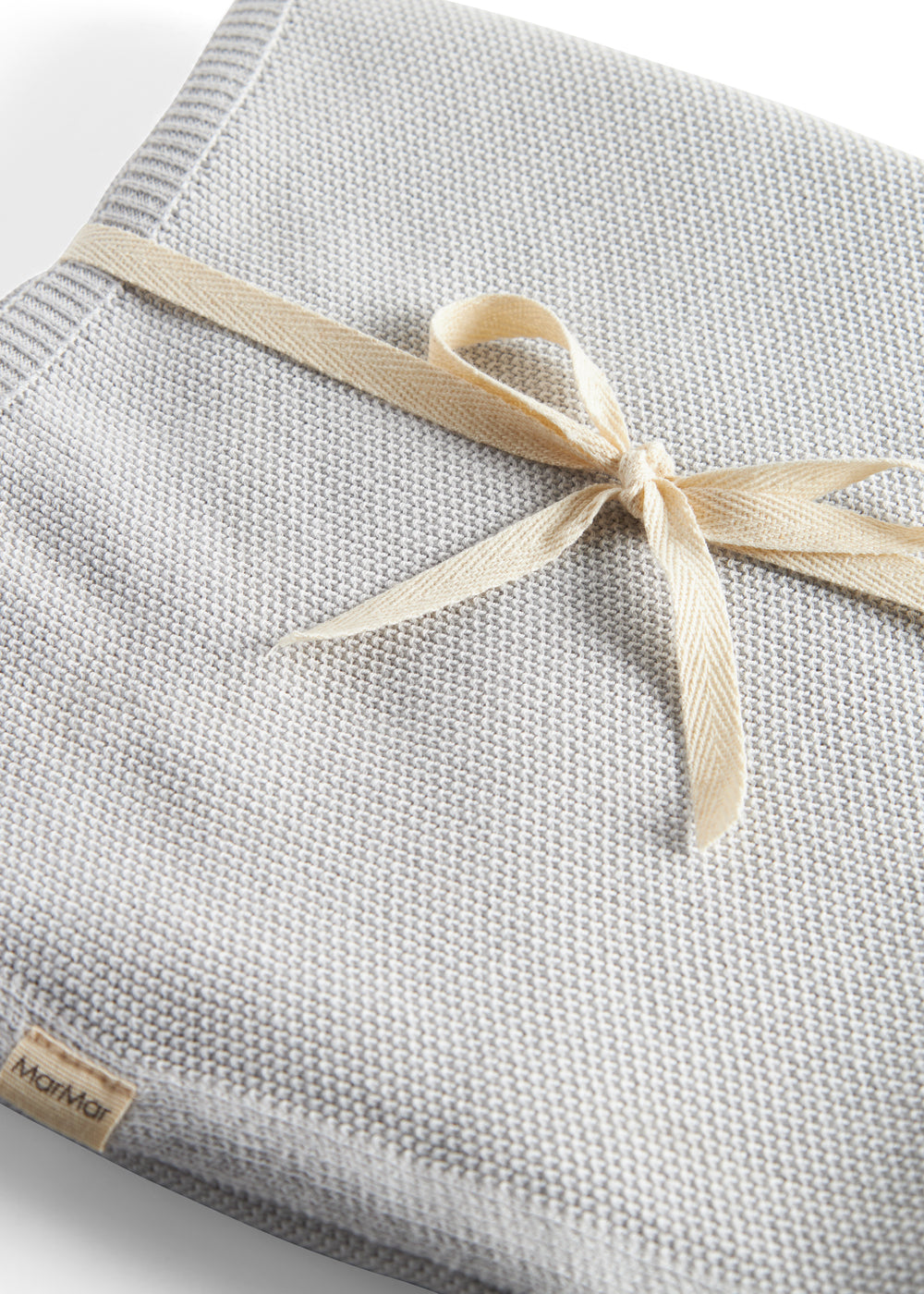 Grå strikket babytæppe