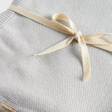 Grå strikket babytæppe