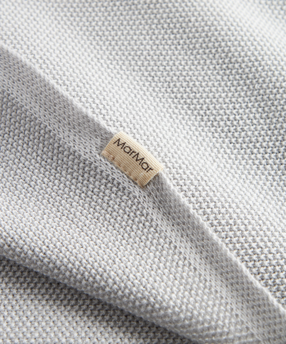 Grå strikket babytæppe