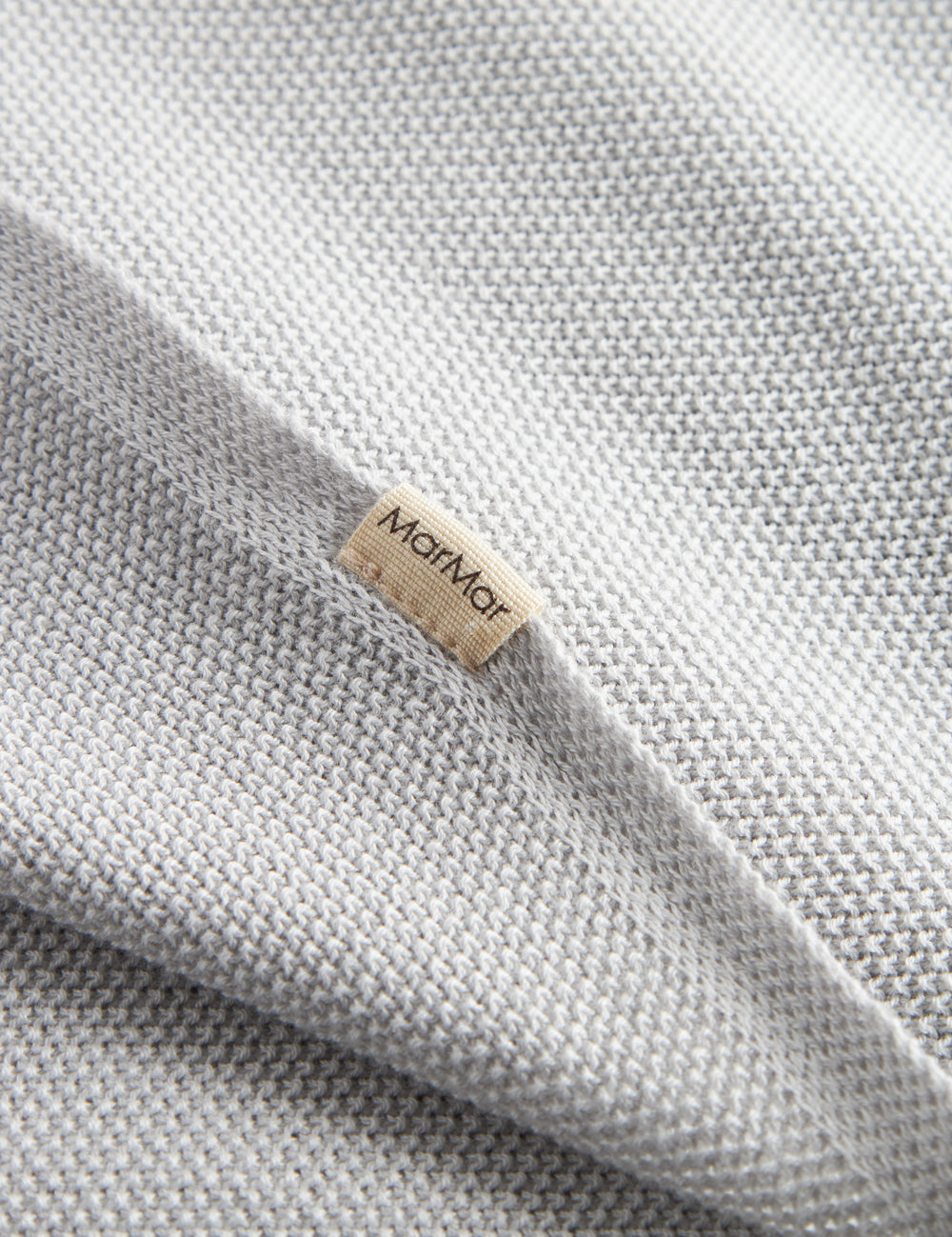 Grå strikket babytæppe