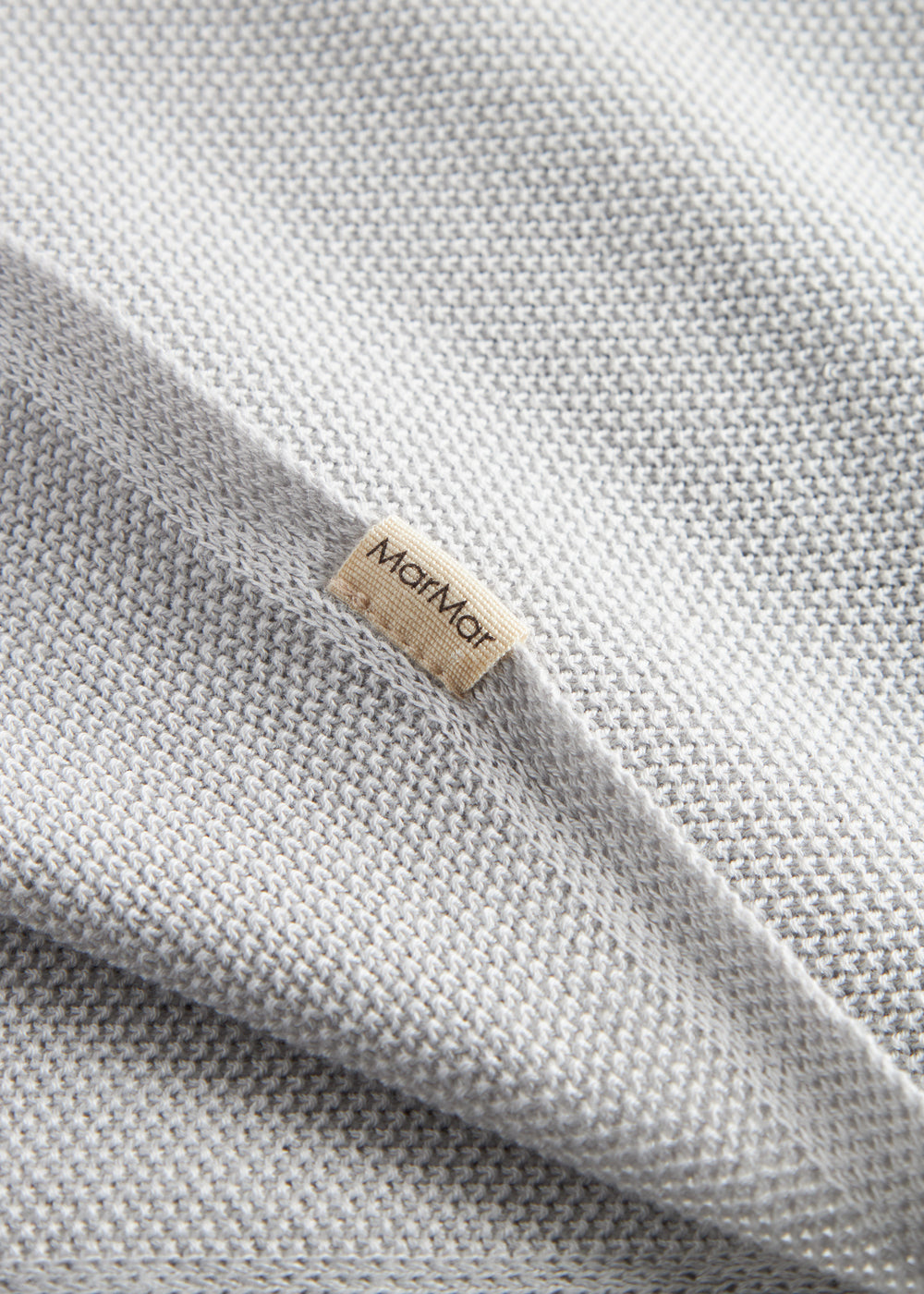 Grå strikket babytæppe