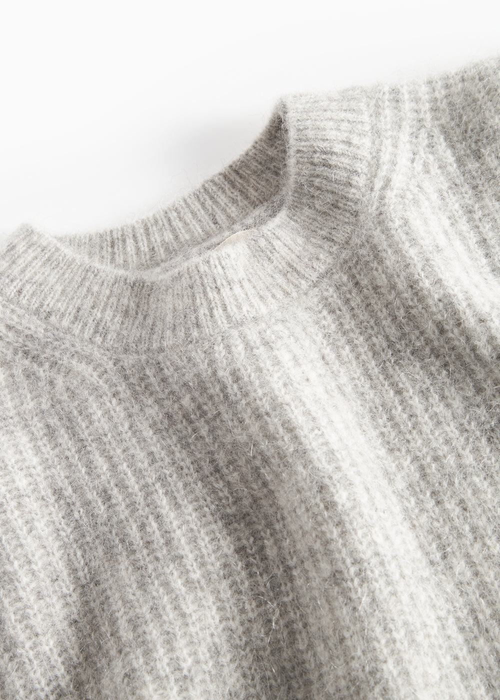 Beige strikbluse til kvinder med lange ærmer