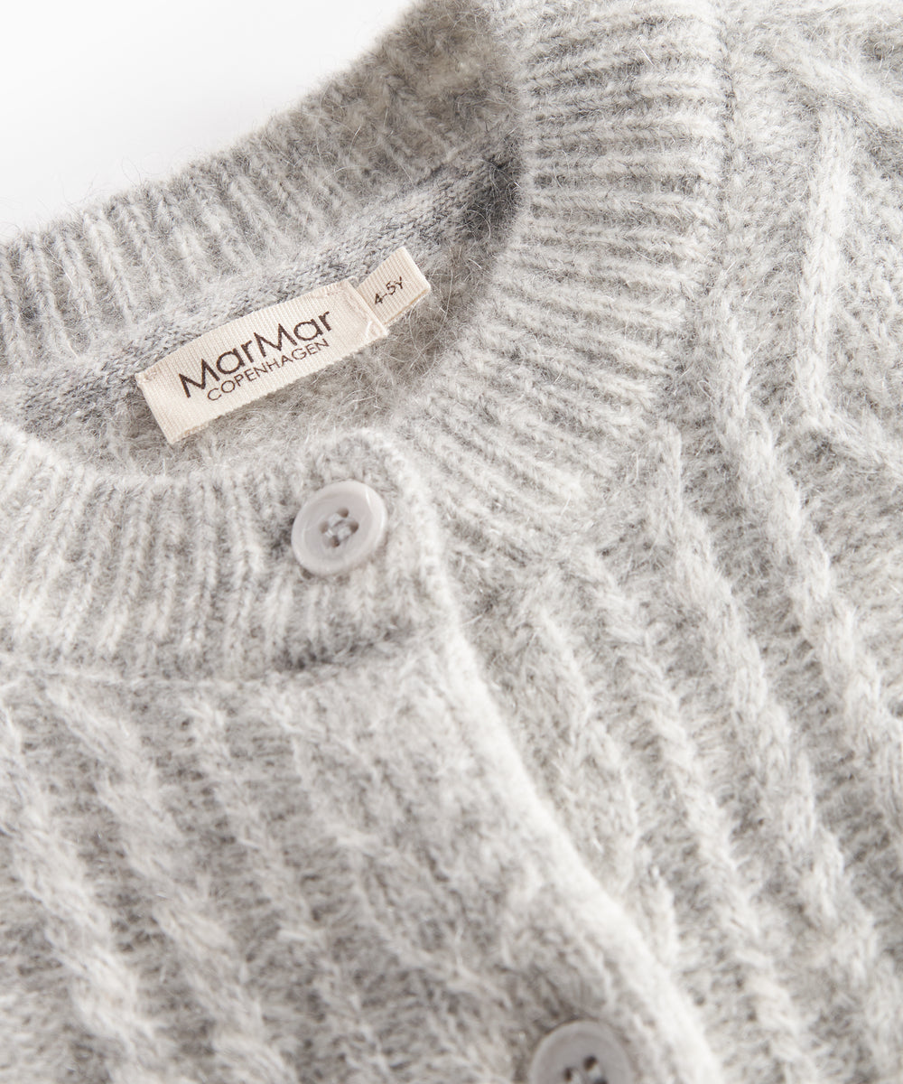 Lysegrå cardigan til børn  i uld med kabelstrik og knapper