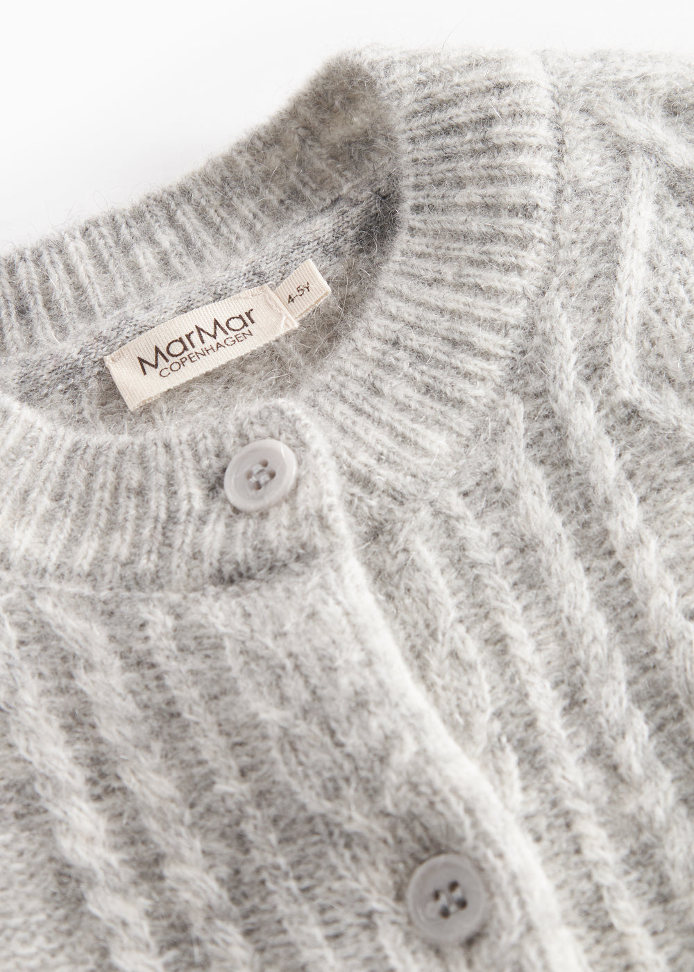 Lysegrå cardigan til børn  i uld med kabelstrik og knapper