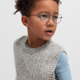 Dreng iført blå og hvid stribet bluse under grå strikvest