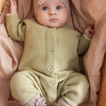 Baby iført strik babytøj