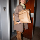 Kvinde med kaki chino frakke bærer MarMar pose