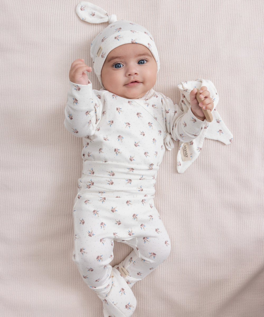 Baby i babytøj med blomstermønster