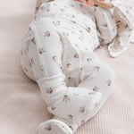 Baby iført heldragt med matchende bidering