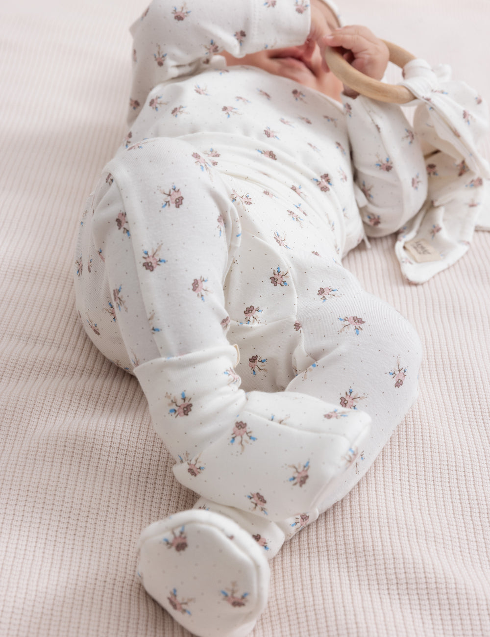 Børn og børnetøj med blomstermønster