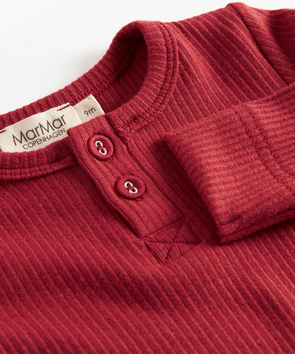 Rød ribbet body med stolpeknaplukning til baby