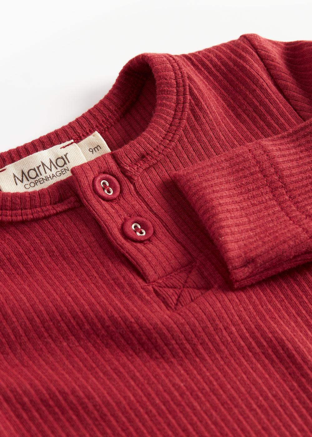 Rød ribbet body med stolpeknaplukning til baby