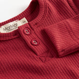 Rød ribbet body med stolpeknaplukning til baby