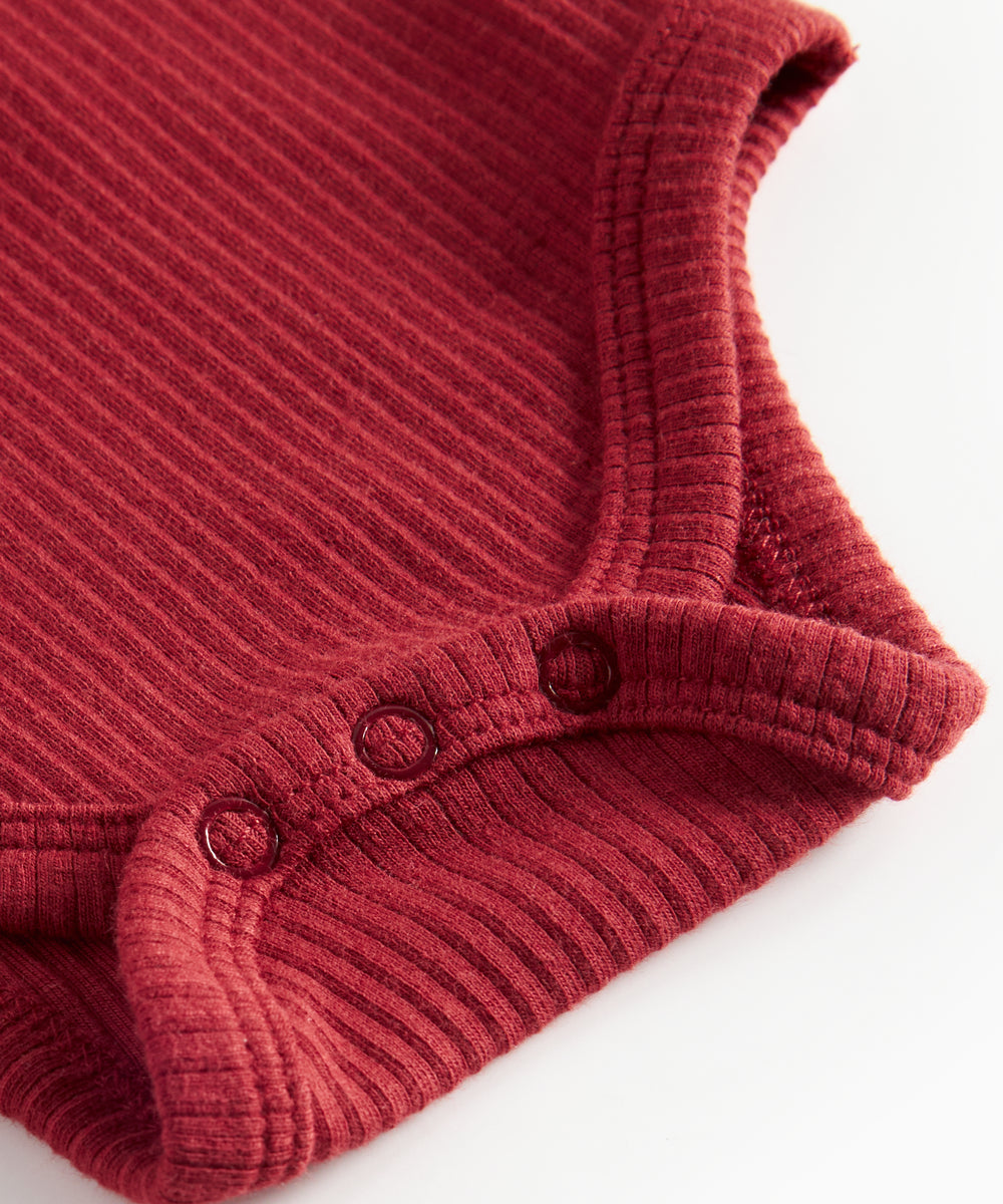 Rød ribbet body med stolpeknaplukning til baby