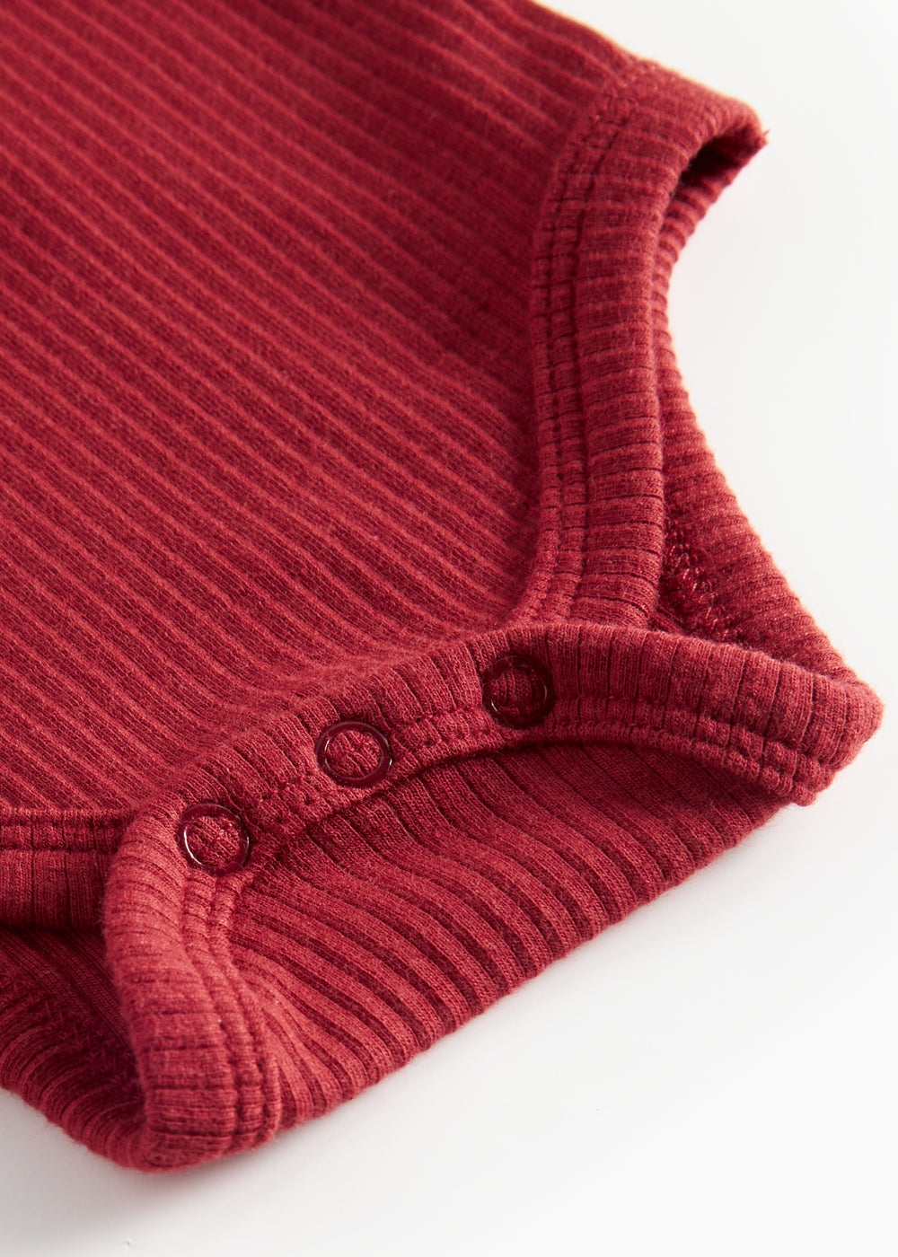 Rød ribbet body med stolpeknaplukning til baby