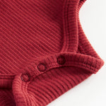 Rød ribbet body med stolpeknaplukning til baby