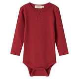 Rød ribbet body med stolpeknaplukning til baby
