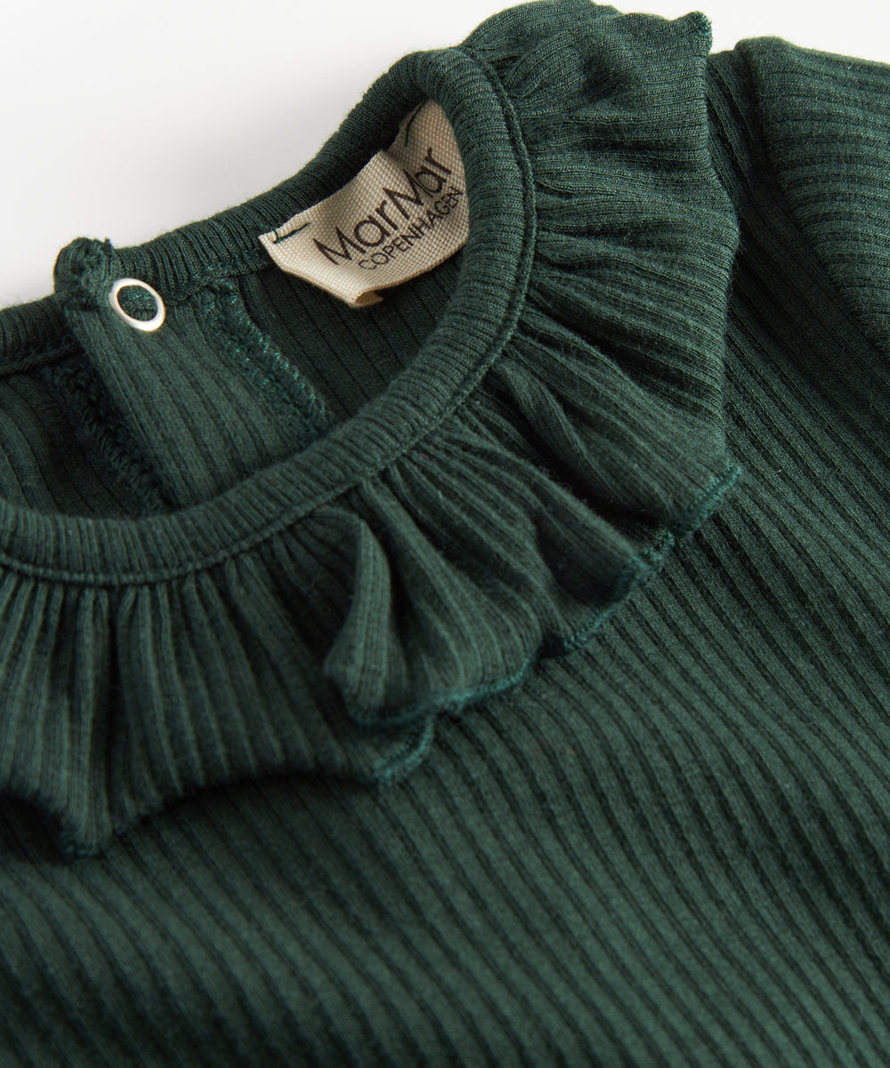 Grøn ribbet baby bodystocking med lange ærmer og flæsekrave