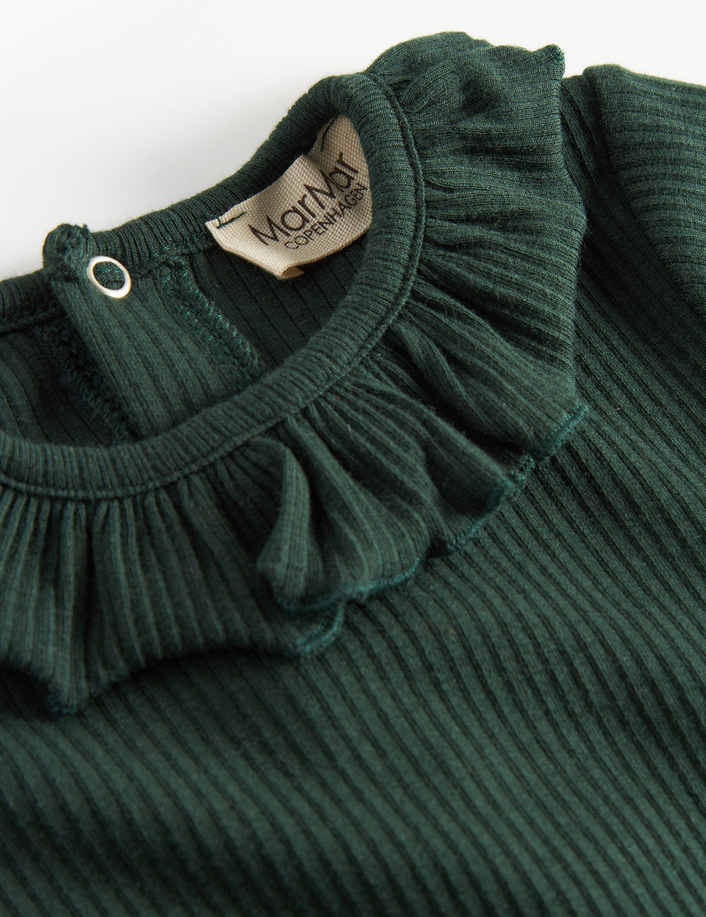 Grøn ribbet baby bodystocking med lange ærmer og flæsekrave