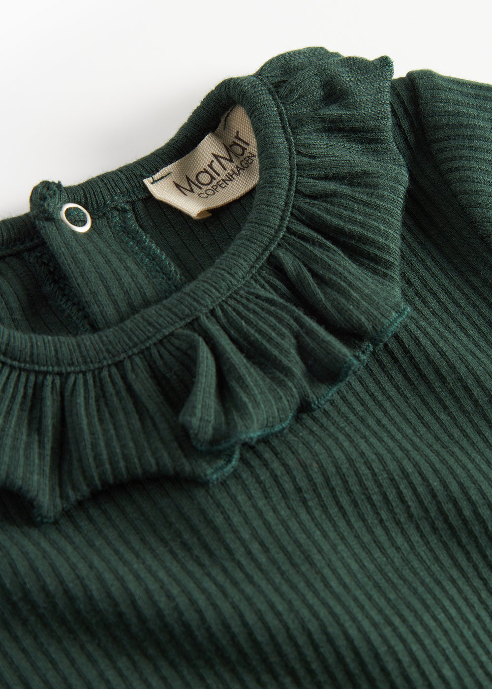 Grøn ribbet baby bodystocking med lange ærmer og flæsekrave